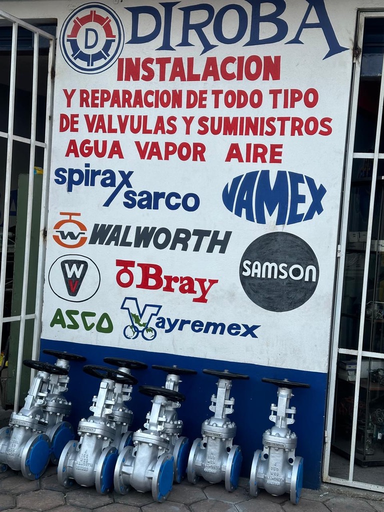 Válvulas industriales frente al mural exterior de DIROBA